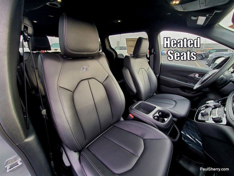New 2026 Chrysler Pacifica Select