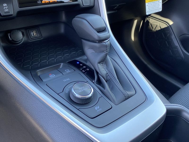 New 2025 Toyota RAV4 Hybrid LEImage 18