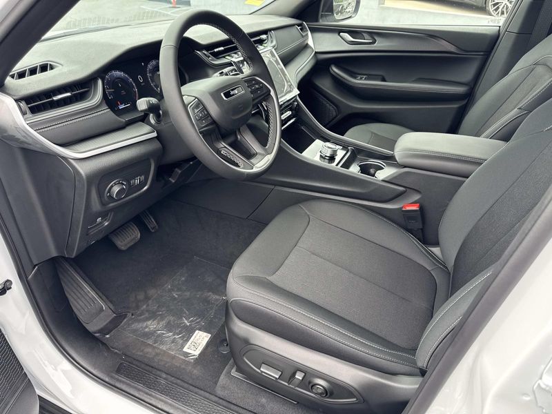 New 2026 Jeep Grand Cherokee L Laredo 4x2