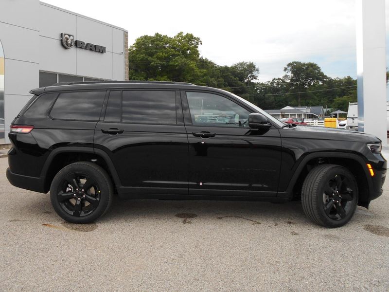 New 2025 Jeep Grand Cherokee L Limited 4x4Image 30