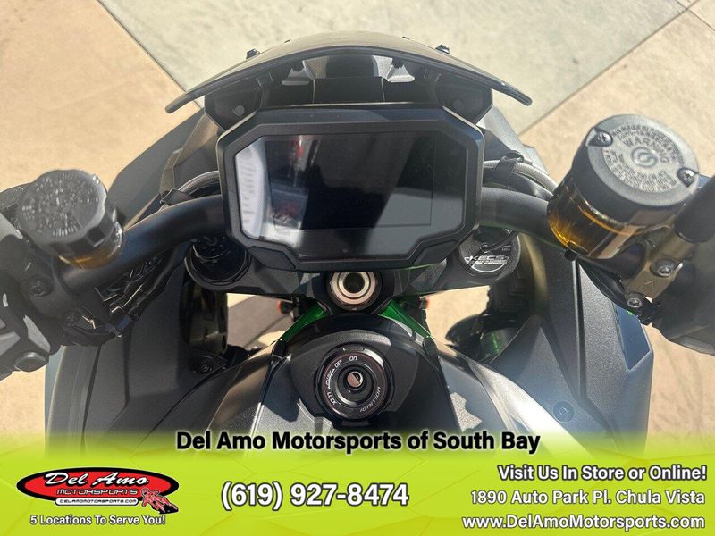 2024 Kawasaki ZR1000LRFNL-GY2  in a METALLIC MATTE GRAPHENESTEEL GRAY/EBONY/MIRROR CoatED BLACK exterior color. Del Amo Motorsports of South Bay (619) 547-1937 delamomotorsports.com 