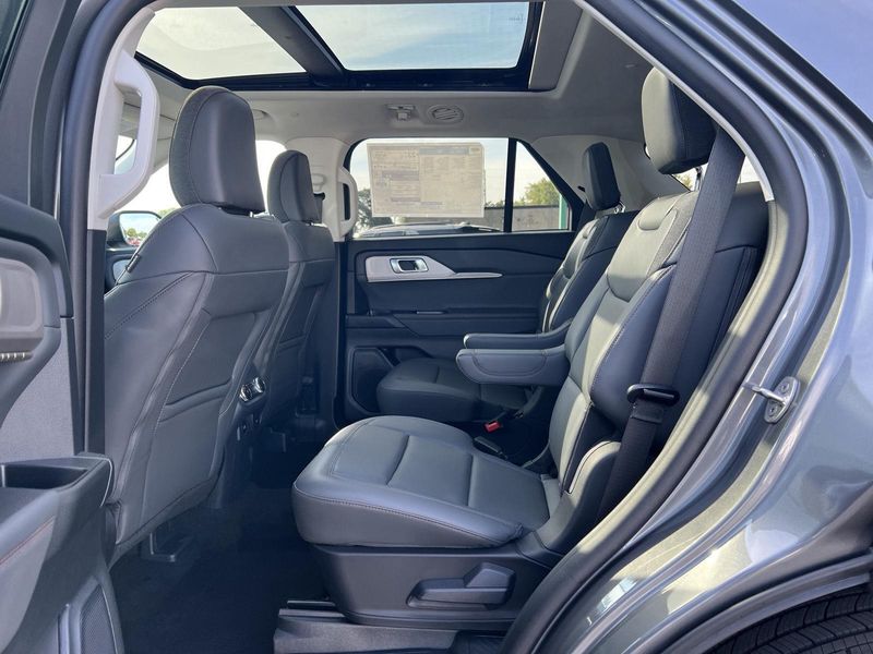 2025 Ford Explorer photo 37