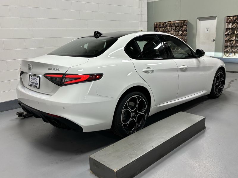 New 2025 Alfa Romeo Giulia AwdImage 5
