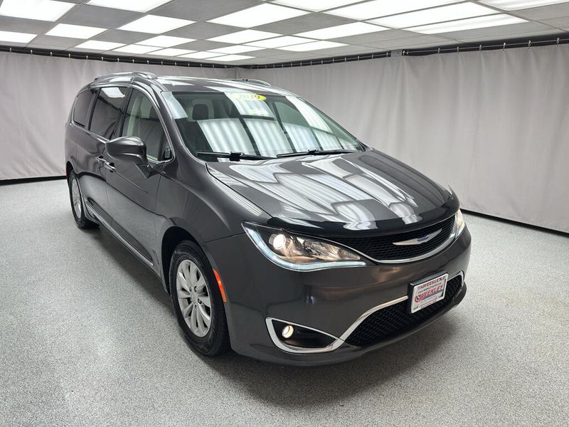 Used 2019 Chrysler Pacifica Touring LImage 5