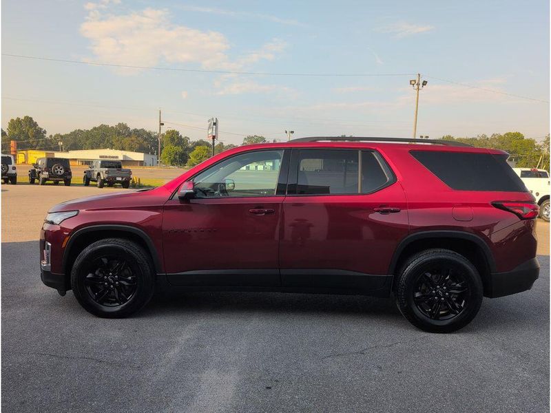 Used 2023 Chevrolet Traverse LT ClothImage 2