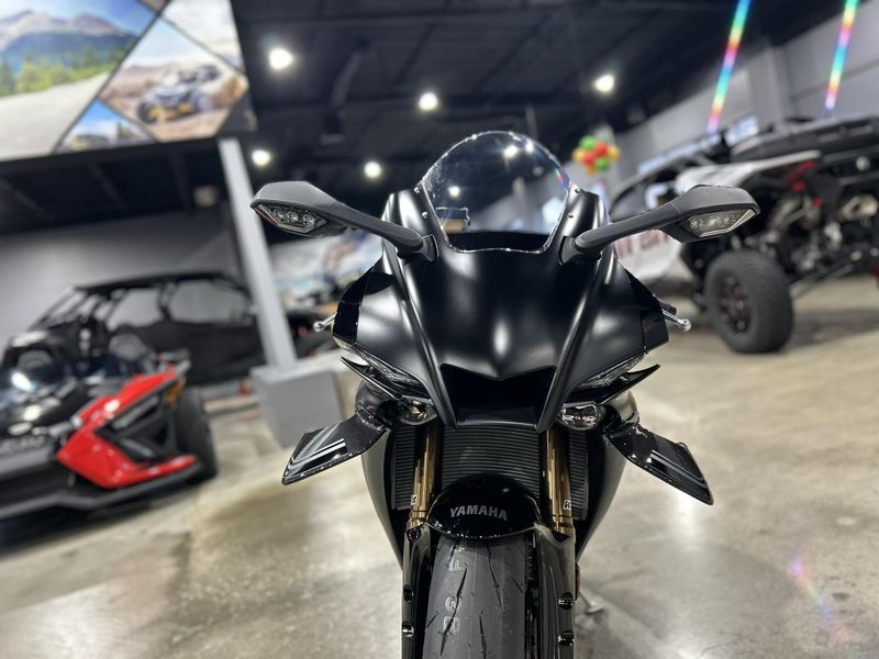 2025 Yamaha YZF-R1 Image 10