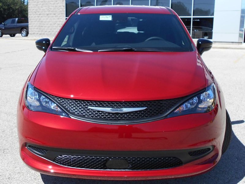 New 2025 Chrysler Voyager LxImage 31