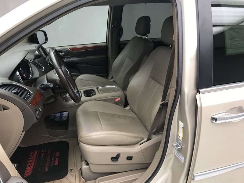 2015 Chrysler Town & Country Touring-LImage 6