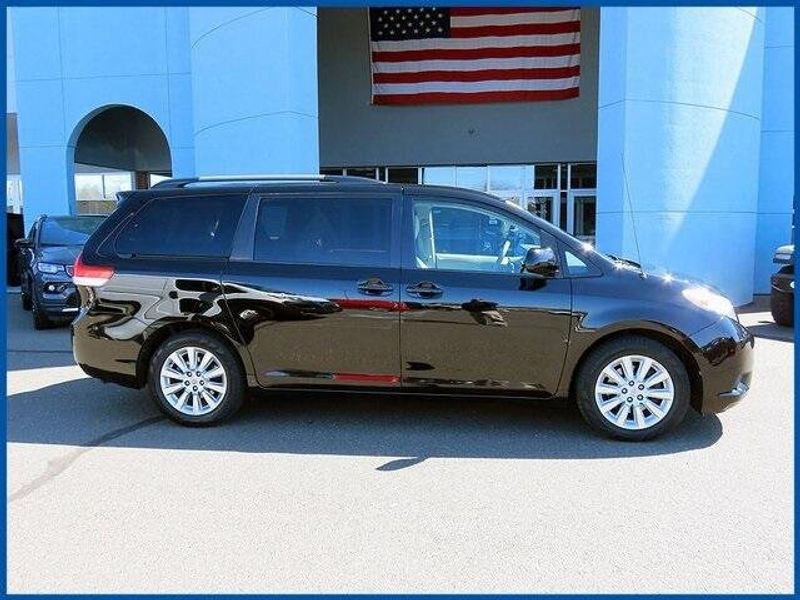2014 Toyota Sienna LEImage 2
