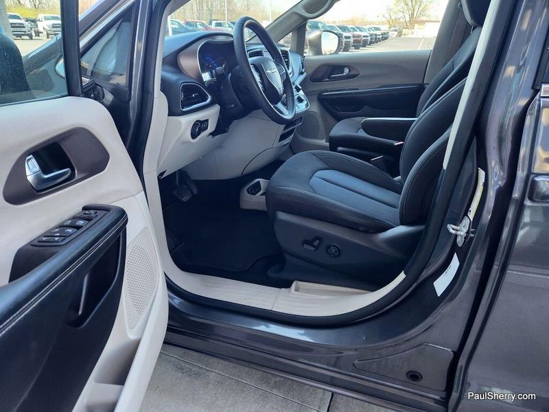 2022 Chrysler Voyager LXImage 35