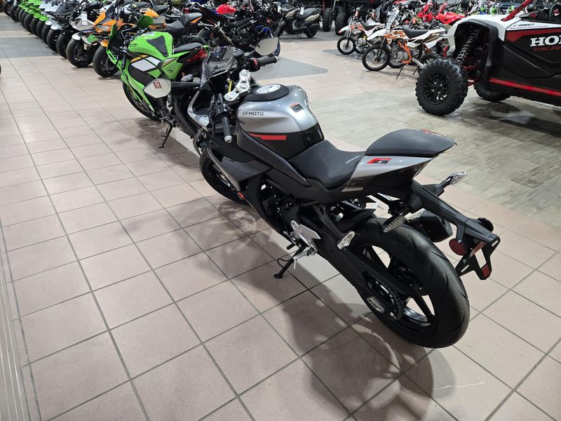 2025 CFMOTO 450SS ZIRCON BLACKImage 5