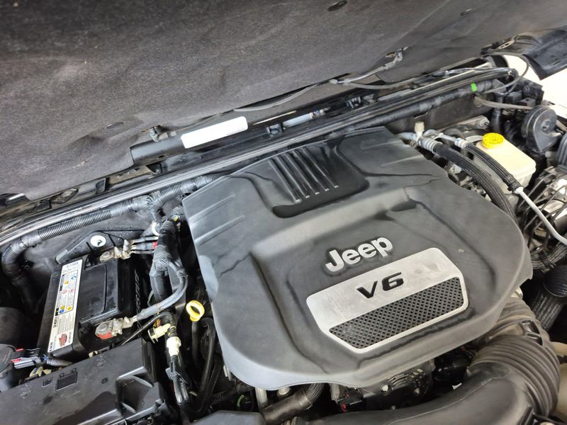 Used 2016 Jeep Wrangler Unlimited SaharaImage 33