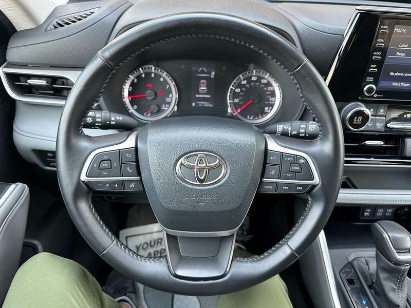 2022 Toyota Highlander LEImage 2