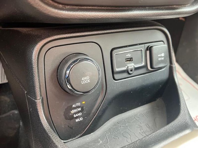 Used 2016 Jeep Renegade Image 18
