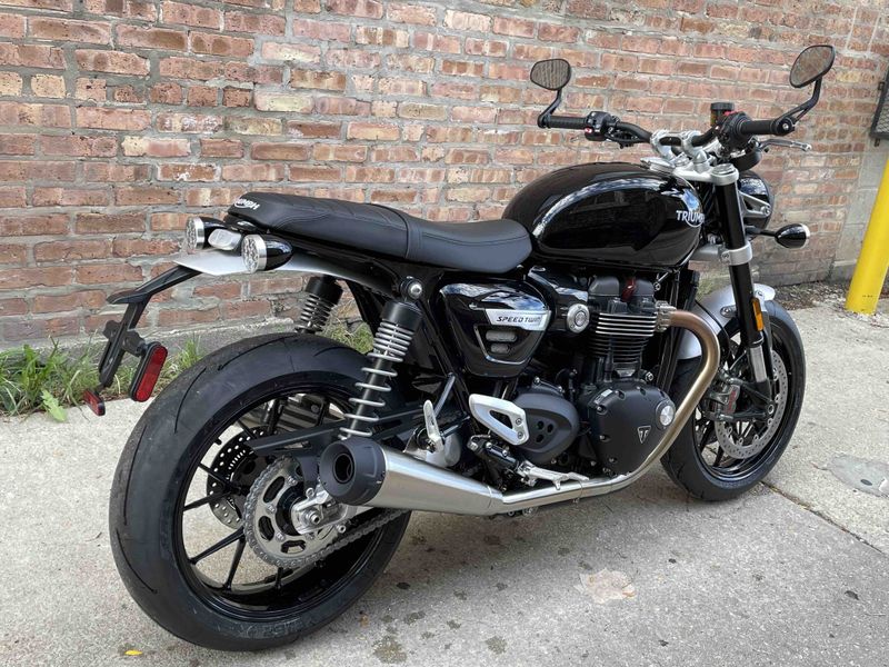 2023 Triumph Speed Twin 1200Image 2