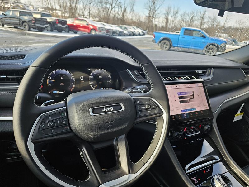 New 2025 Jeep Grand Cherokee Limited 4x4Image 16