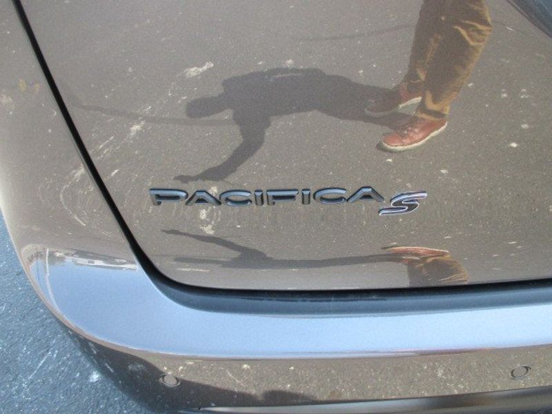 2023 Chrysler Pacifica Plug-in Hybrid Limited in a Granite Crystal Metallic Clear Coat exterior color and Blackinterior. Oak Harbor Motors Inc. 360-323-6434 ohmotors.com 