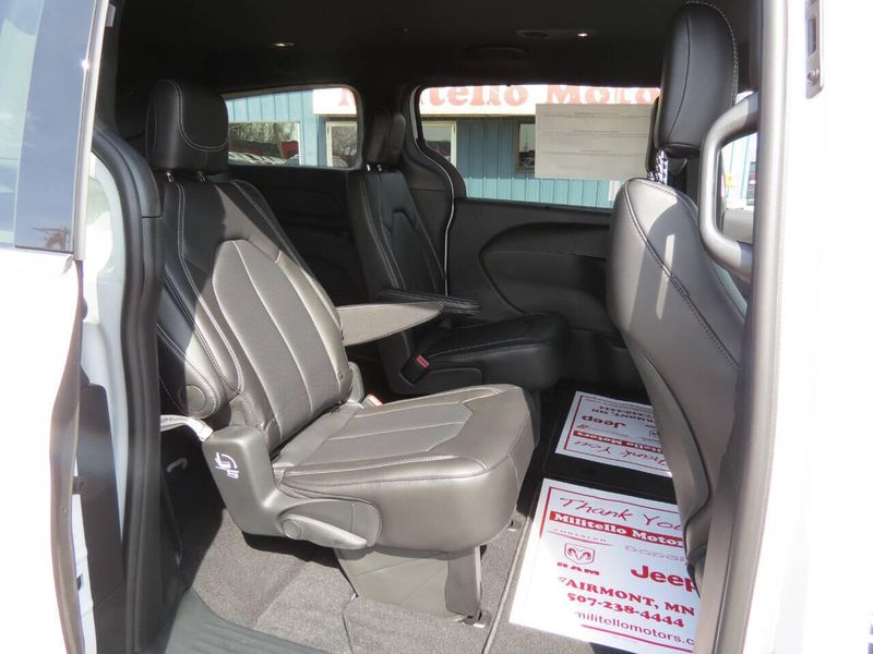 New 2026 Chrysler Pacifica SelectImage 21