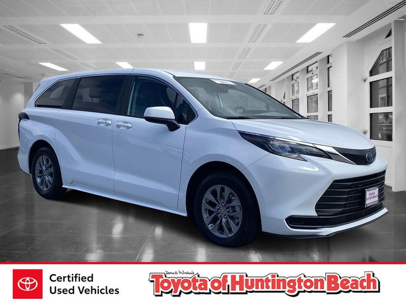 2024 Toyota Sienna LEImage 1