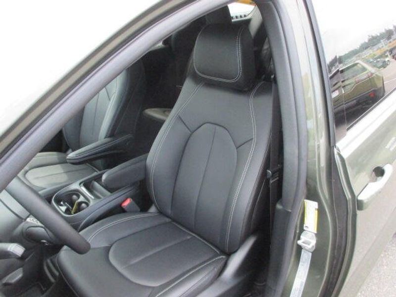 New 2027 Chrysler Pacifica SelectImage 15