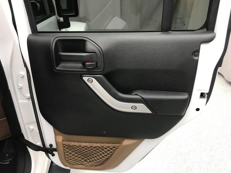 Used 2018 Jeep Wrangler JK Unlimited SaharaImage 13