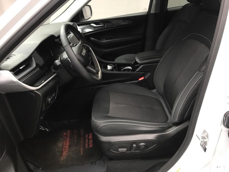 Used 2023 Jeep Grand Cherokee L LaredoImage 9