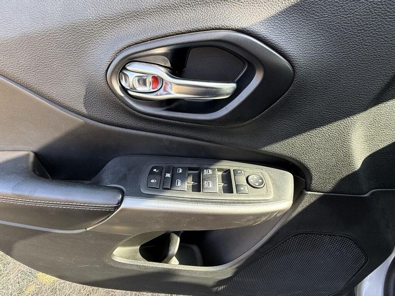 2021 Jeep Cherokee Latitude photo 12