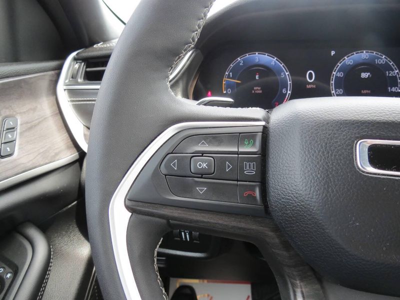 Used 2025 Jeep Grand Cherokee Limited 4x4 4dr SUVImage 10
