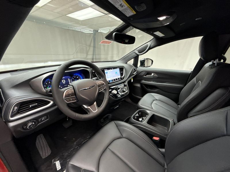New 2026 Chrysler Pacifica SelectImage 9