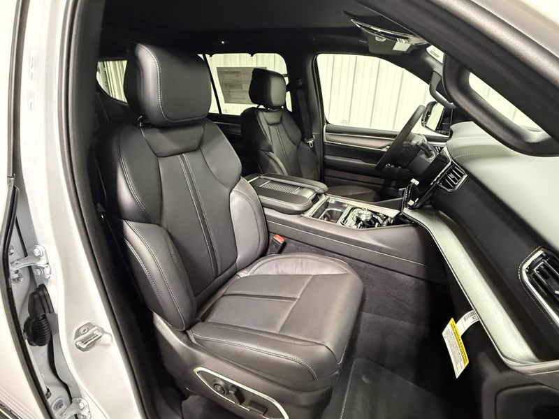 2026 Jeep Grand Wagoneer Limited Reserve 4x4Image 13