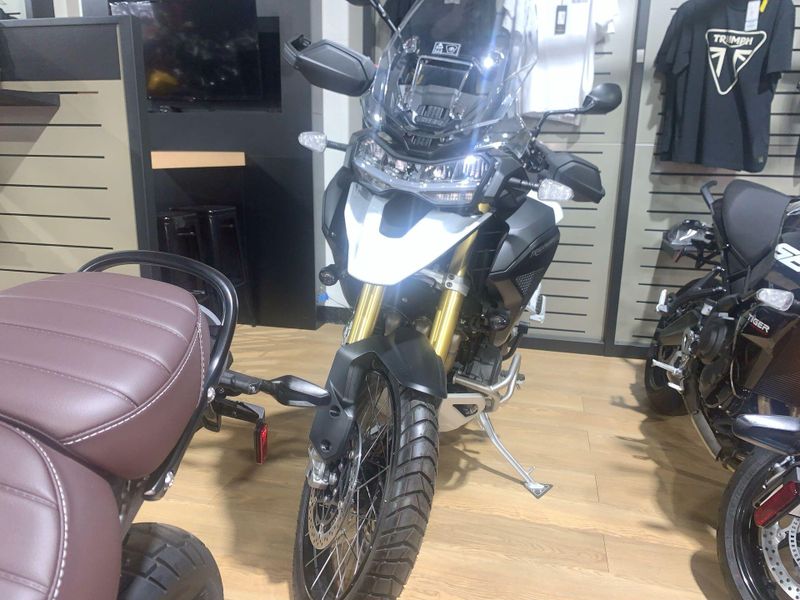 2023 Triumph TIGER 1200 RALLY PRO  in a SNOWDONIA WHITE exterior color. Del Amo Motorsports of Long Beach (562) 362-3160 delamomotorsports.com 