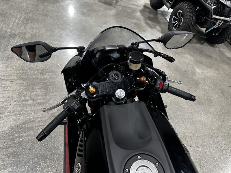 Used 2024 Yamaha YZF-R7 CA Image 11