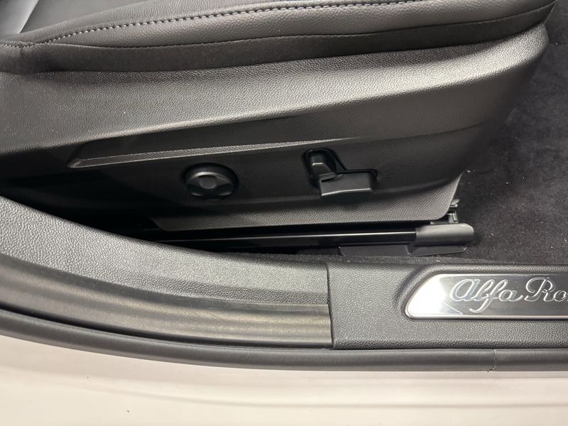 New 2025 Alfa Romeo Giulia AwdImage 15