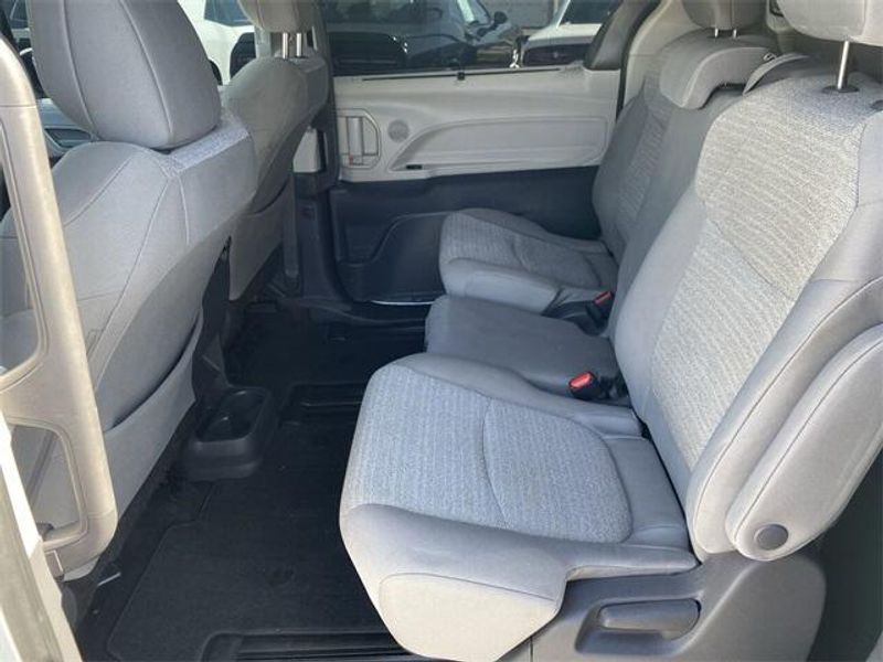 2021 Toyota Sienna LEImage 17