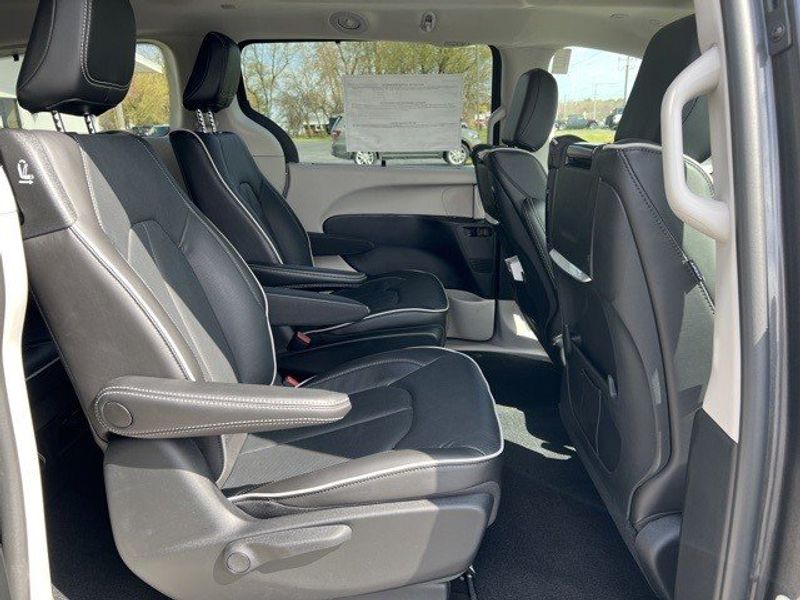 2023 Chrysler Pacifica Plug-in Hybrid LimitedImage 29