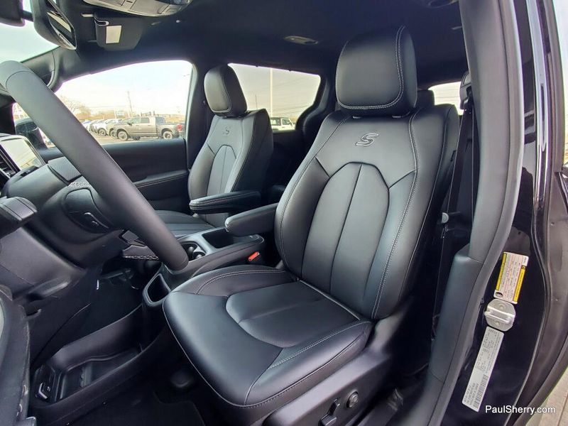 New 2026 Chrysler Pacifica Select