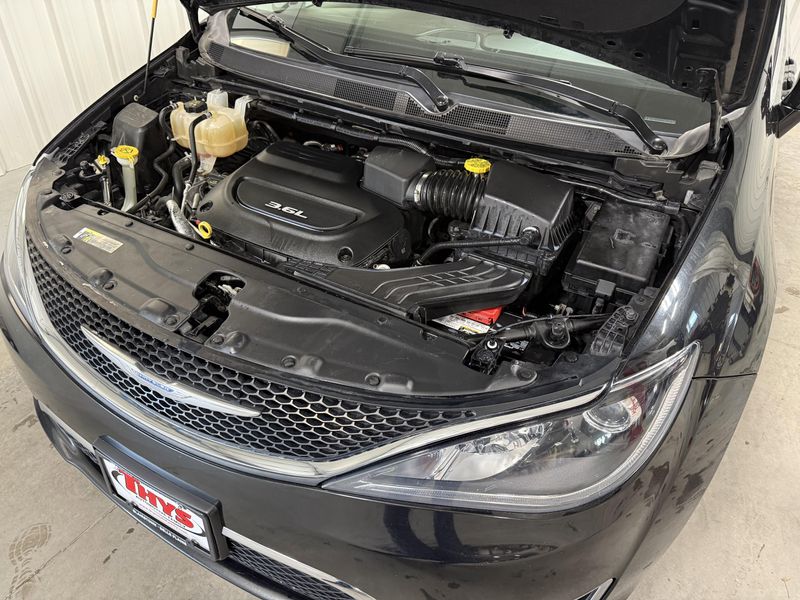 Used 2018 Chrysler Pacifica Touring LImage 16