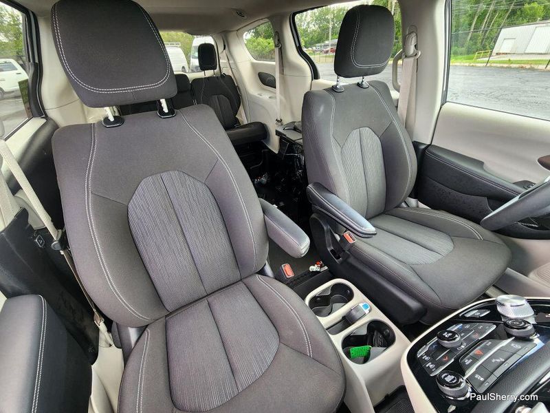 Used 2022 Chrysler Voyager LXImage 36