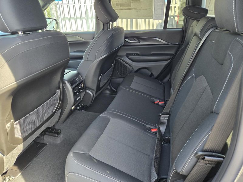 New 2026 Jeep Grand Cherokee Laredo X 4x4