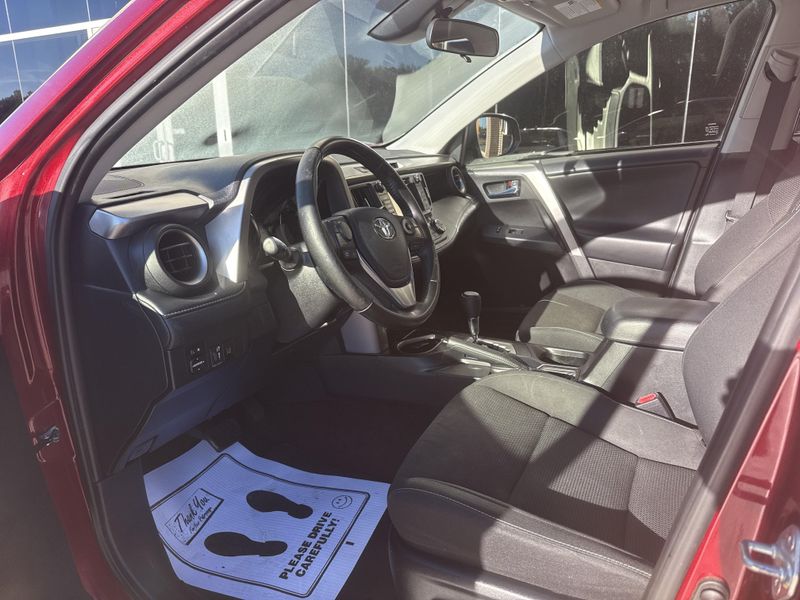 Used 2018 Toyota RAV4 Hybrid XLEImage 9