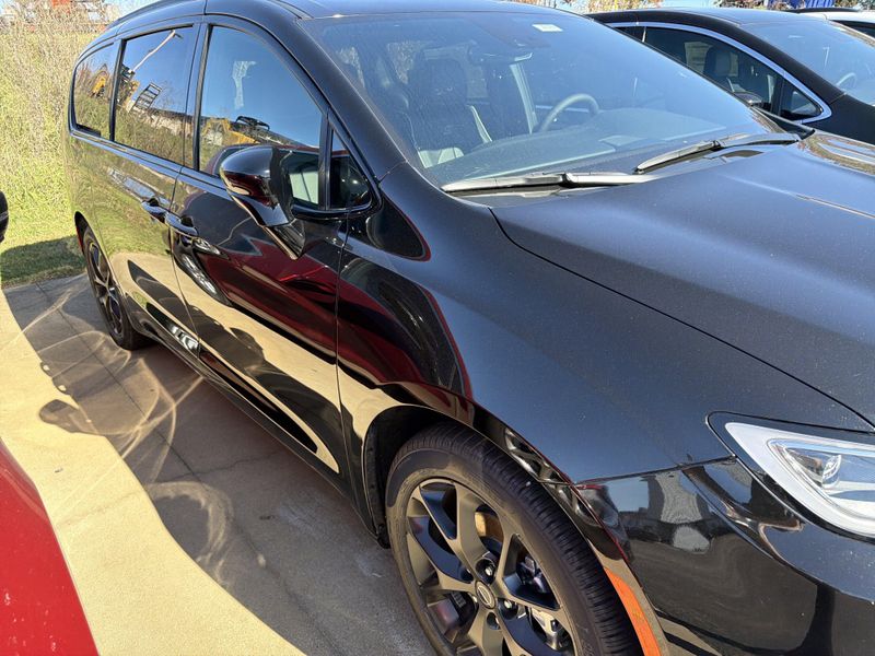 New 2026 Chrysler Pacifica LimitedImage 4