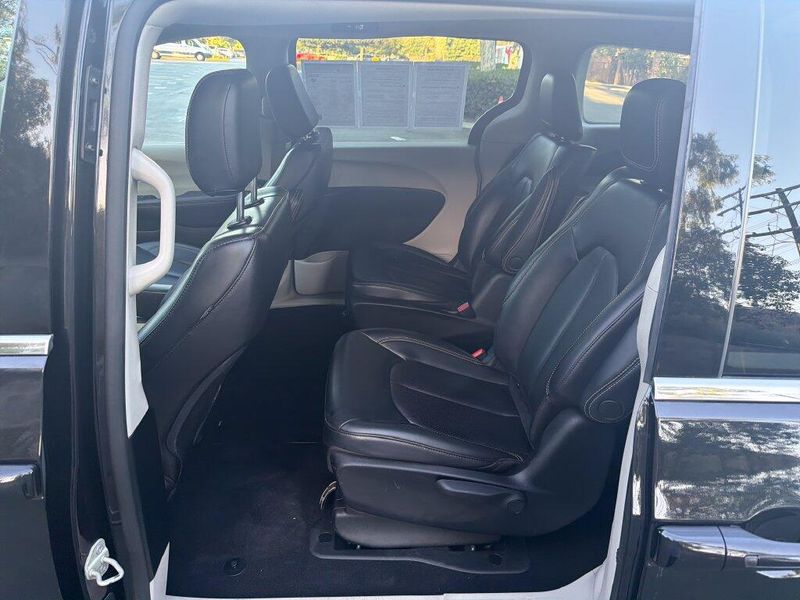 Used 2023 Chrysler Pacifica Hybrid Touring LImage 19