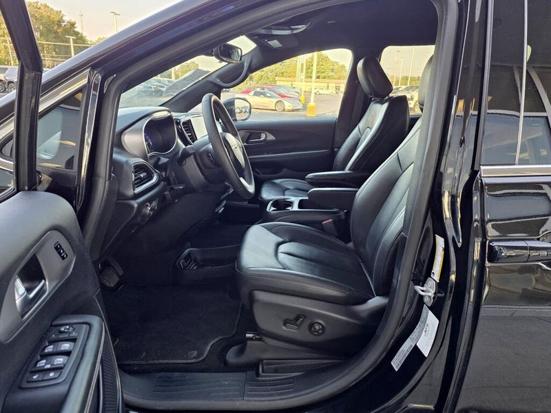Used 2025 Chrysler Pacifica Select