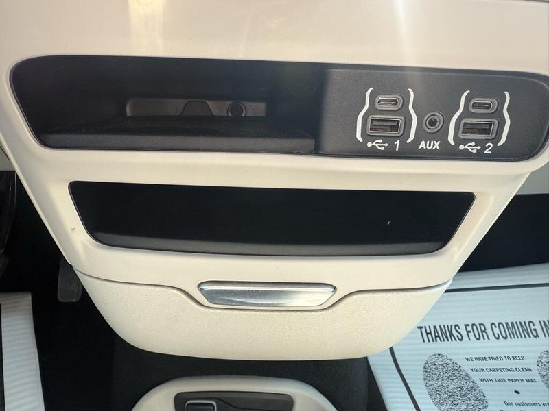 2024 Chrysler Pacifica Touring L photo 23
