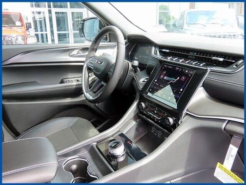 New 2025 Jeep Grand Cherokee Altitude XImage 8