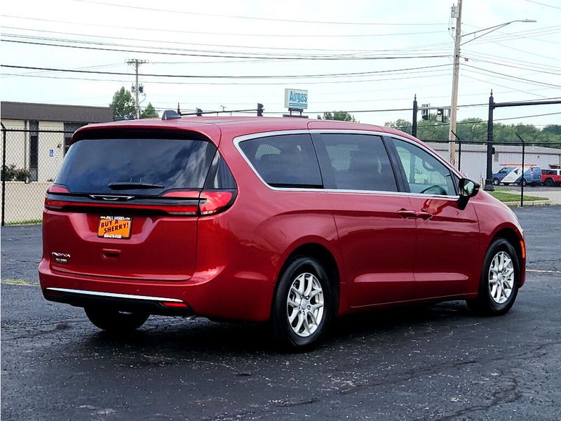 New 2027 Chrysler Pacifica Select