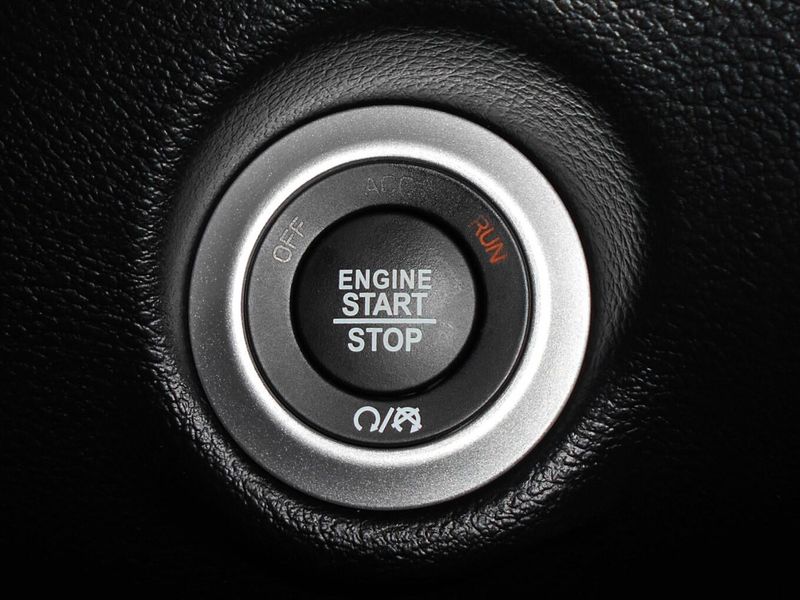 New 2025 Chrysler Voyager LxImage 15