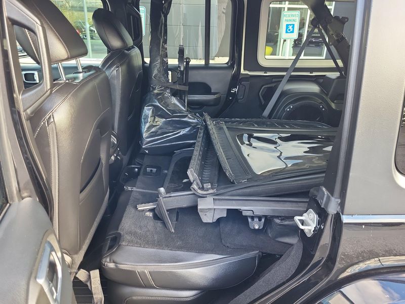 Used 2018 Jeep Wrangler Unlimited SaharaImage 9