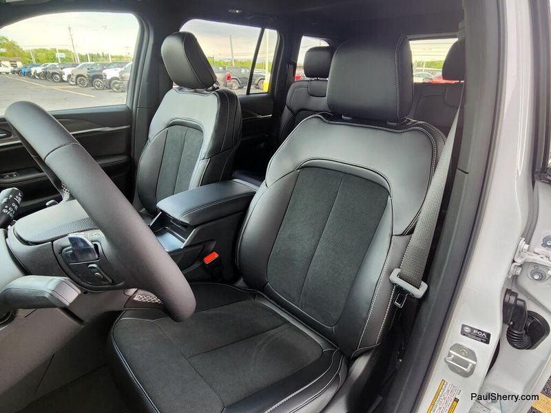 New 2026 Jeep Grand Cherokee Laredo Altitude 4x4