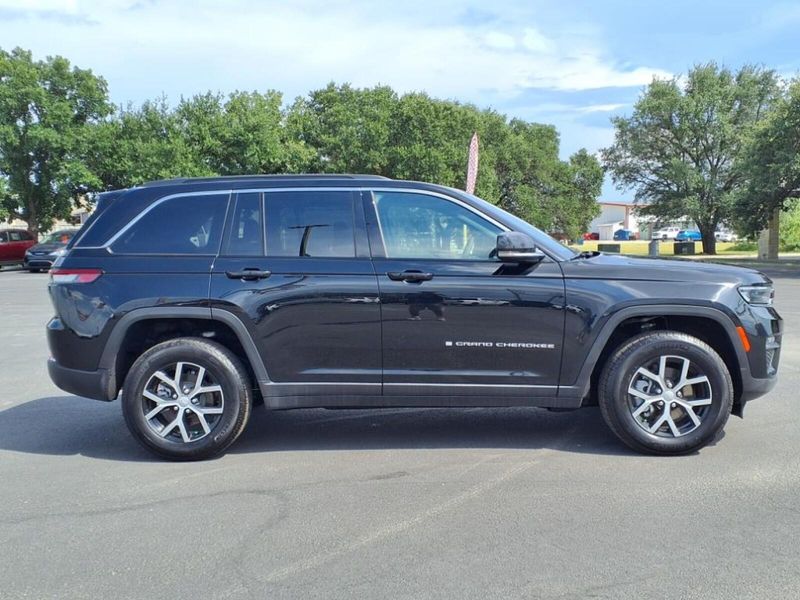 2025 Jeep Grand Cherokee Limited photo 4